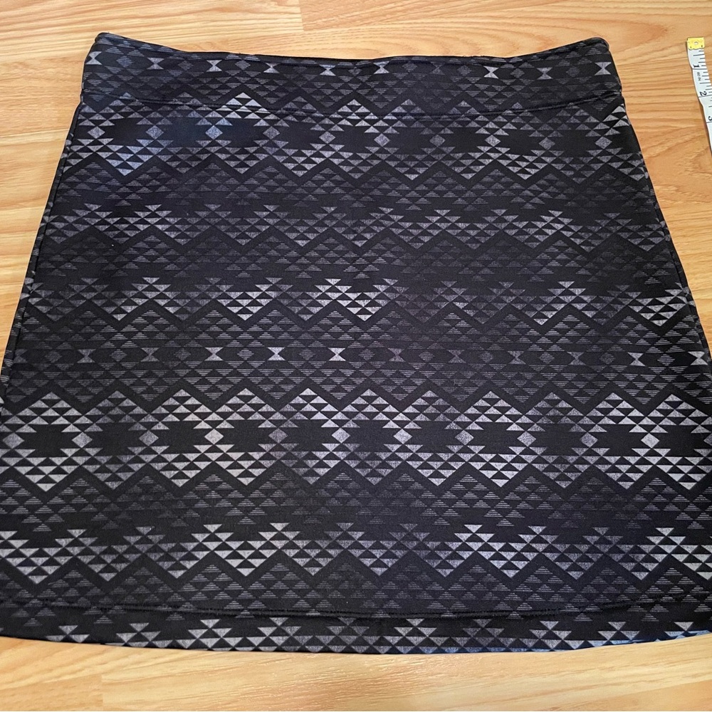 Athleta Black and Gray Geometric Mini Skirt